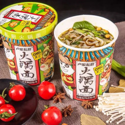 Лапша панда OMG с сычуаньским зеленым перцем 巨麻嘴藤椒味 (зеленая) 139г/12шт Коробка